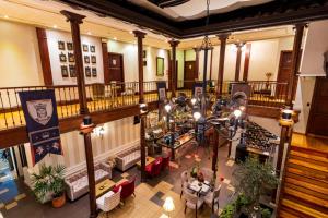 una vista aérea del vestíbulo de un hotel en Hotel La Cofradía Pub-House en Cuenca