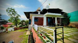 mały dom z czarnym dachem w obiekcie Golden Spring Villa w mieście Mahabaleshwar