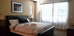 een slaapkamer met een bed met twee handdoeken erop bij Luxurious Condo, Sleeps 8 - Silver Mtn #207 in Bear Valley