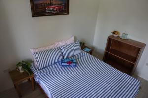 Un pat sau paturi într-o cameră la Sol's Inn - Port Barton