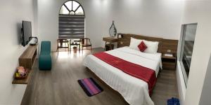 1 dormitorio con cama, mesa y escritorio en Hotel A18 Lào Cai en Lao Cai