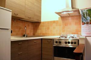 een keuken met een fornuis en een spoelbak bij La Mansarda di Legno in Turijn