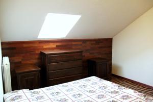1 dormitorio con 1 cama y tragaluz en La Mansarda di Legno, en Turín