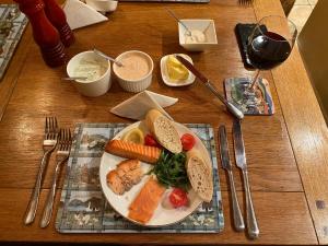 una mesa con un plato de comida en una mesa en Foresters Lodge bed and breakfast, near loch ness, en Inverfarigaig