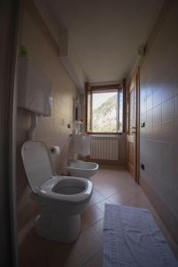 a bathroom with a toilet and a sink at Rifugio Zoia in Chiesa in Valmalenco