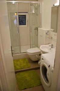een badkamer met een douche, een toilet en een wastafel bij Holiday Home Forka in Hvar