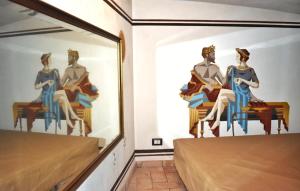 ein Zimmer mit drei Schaufensterpuppen an der Wand in der Unterkunft Il Confessionale in Castelnuovo di Porto