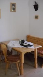einen Holztisch mit einem Buch darüber in der Unterkunft Kalßnhof in Bad Aussee
