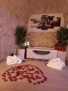 a bathroom with a pile of roses on a table at Suite dream room in Turi