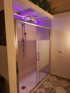 a shower with purple lights in a bathroom at Suite dream room in Turi