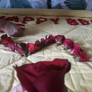 un corazón hecho de rosas en una cama en Villa Seruni Bandungan, en Bandungan