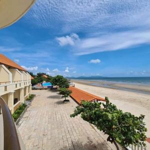 uma vista para a praia a partir da varanda de um resort em Hai Duong Intourco Resort, Vung Tau em Vung Tau