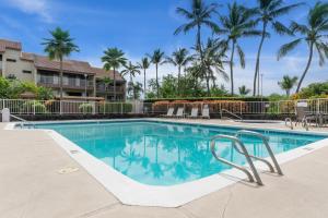 ein Swimmingpool in einem Resort mit Palmen in der Unterkunft Keauhou Punahele B301 in Kailua-Kona