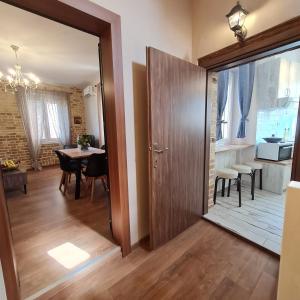 A television and/or entertainment centre at Casa di Martha