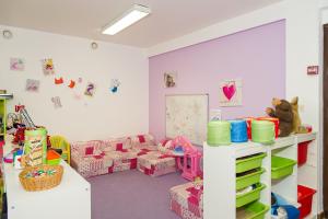 沙泰勒的住宿－Gîte Châtel，儿童间,配有沙发和桌子