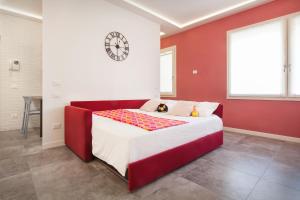 um quarto com uma cama grande e um relógio na parede em LA ROCCA RELAX em Garda