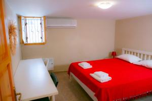 1 dormitorio con cama roja y ventana en annemin harabesi otel en Cesme