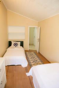 a bedroom with two beds and a doorway at annemin harabesi otel in Cesme
