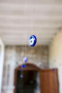 a blue ball is hanging from a ceiling at annemin harabesi otel in Çeşme