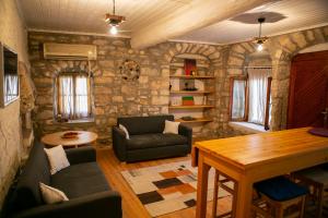 a living room with a couch and a table at annemin harabesi otel in Çeşme