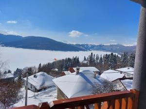 Pokój z widokiem na pokrytą śniegiem górę w obiekcie Tetka Viki w mieście Mavrovo