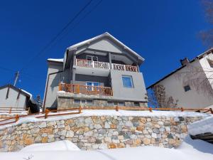 Tetka Viki في مافروفو: منزل به جدار حجري في الثلج