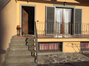 uma escada que leva a um edifício com uma varanda em Mancini Michela Alloggio uso turistico em Acilia