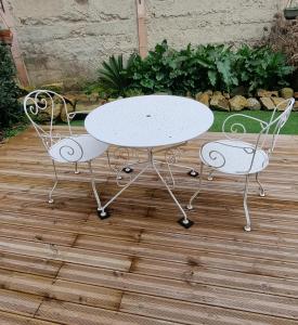 a white table and two chairs on a patio at Le P'tit Bohème, Terrasse privative. in Lanester