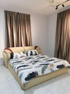 una camera da letto con un letto coperto di 55 homestay 4-bedrooms guesthouse in Bukit Bakri Muar Johor a Bakri