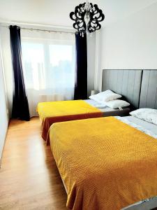 A bed or beds in a room at Modlinska Apartments