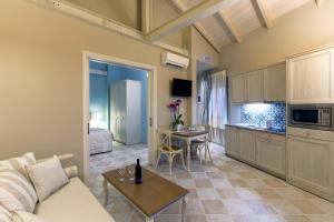 Kuchyň nebo kuchyňský kout v ubytování Ionia Suites