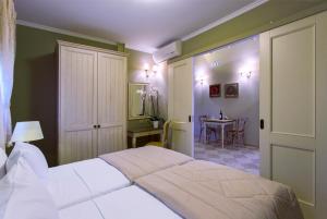 Postel nebo postele na pokoji v ubytování Ionia Suites