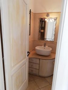普萊伊亞諾的住宿－Casa Afrodite，一间带水槽和镜子的浴室