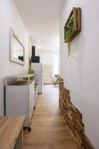 uma cozinha com paredes brancas e piso em madeira em Exotic Stones Hyper Centre Fontaine Moussue em Salon-de-Provence