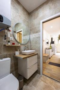 uma casa de banho com um lavatório e um espelho em Exotic Stones Hyper Centre Fontaine Moussue em Salon-de-Provence