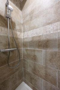 ein Badezimmer mit Dusche und Toilette in der Unterkunft Exotic Stones Hyper Centre Fontaine Moussue in Salon-de-Provence