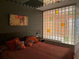um quarto com uma cama e uma grande janela em Hotel La Union em Humanes de Madrid