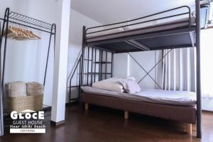 מיטה או מיטות קומותיים בחדר ב-GLOCE 葉山 ゲストハウス l 一色海岸のそばでペットと一緒にシーサイドライフ