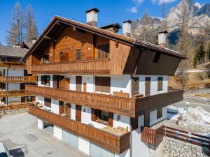 an image of a log home with a roof at Condominio Pien dal Lat in Selva di Cadore