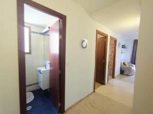 Koupelna v ubytování BENIDORM ROCAS ONE, un oasis a 100 metros del mar