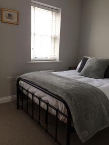 1 Schlafzimmer mit 2 Betten und einem Fenster in der Unterkunft Cavendish Court in York