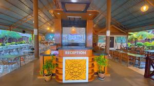 restauracja z dużą grą wideo w środku w obiekcie Flora Bay 2 w mieście Wyspa Perhentian