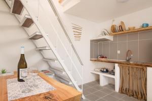 A kitchen or kitchenette at SeaView Apartment & Studio