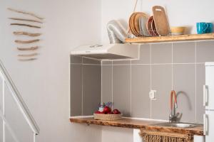 A kitchen or kitchenette at SeaView Apartment & Studio