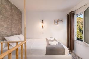 A bed or beds in a room at SeaView Apartment & Studio
