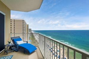 d'un balcon avec une chaise bleue et l'océan. dans l'établissement Grandview East 1601 - Azure Paradise, à Panama City Beach