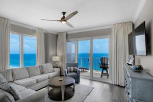 - un salon avec un canapé et un ventilateur de plafond dans l'établissement Grandview East 1601 - Azure Paradise, à Panama City Beach