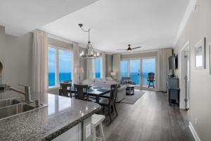 - une cuisine et une salle à manger avec vue sur l'océan dans l'établissement Grandview East 1601 - Azure Paradise, à Panama City Beach