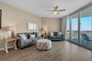 uma sala de estar com um sofá e cadeiras e uma ventoinha de tecto em Palms Resort #1614 Jr. 2BR em Destin