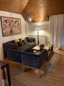 un salon avec un canapé et une table dans l'établissement Ático Jaca a 200 m de la Ciudadela, à Jaca